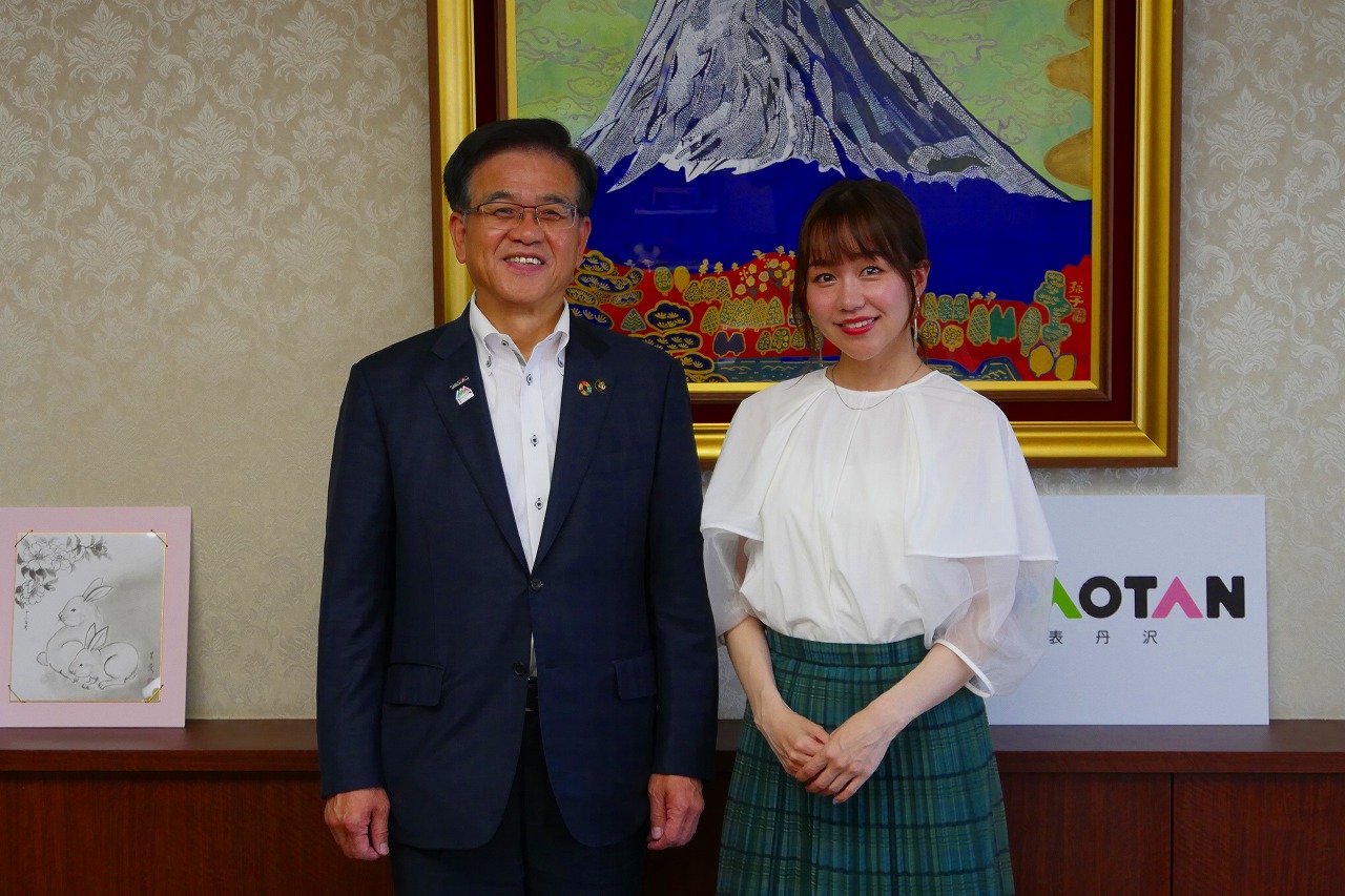 市長と立石純子さんが二人で笑顔で記念撮影をしている写真