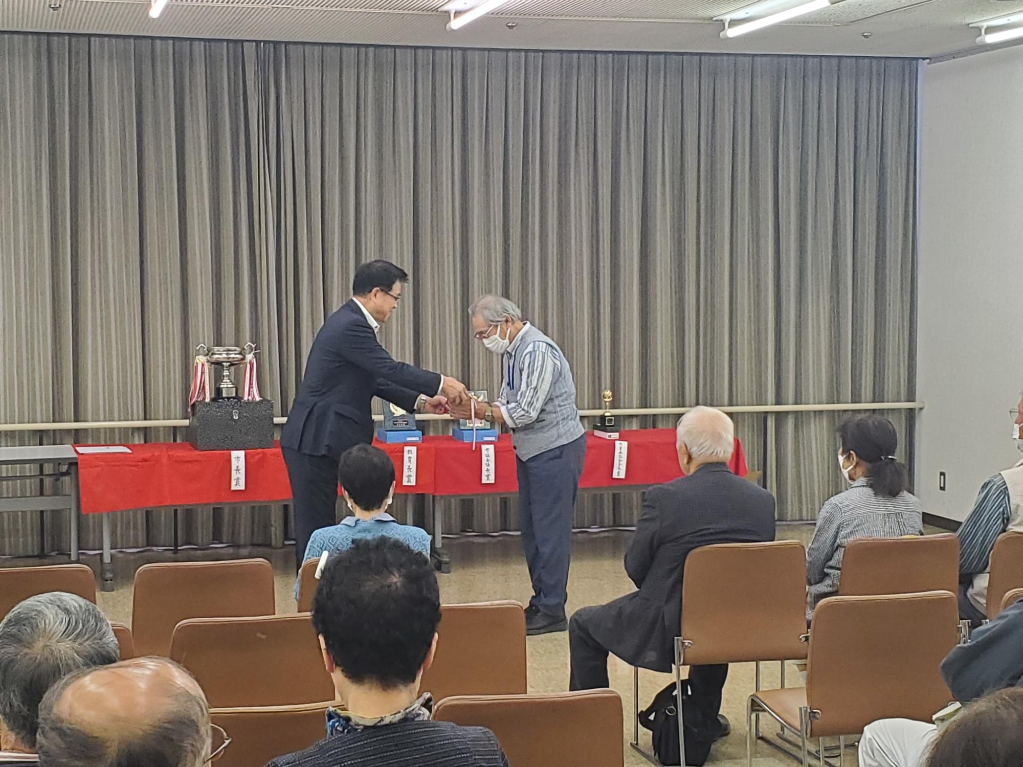 高橋市長が、受賞者に賞を手渡している写真
