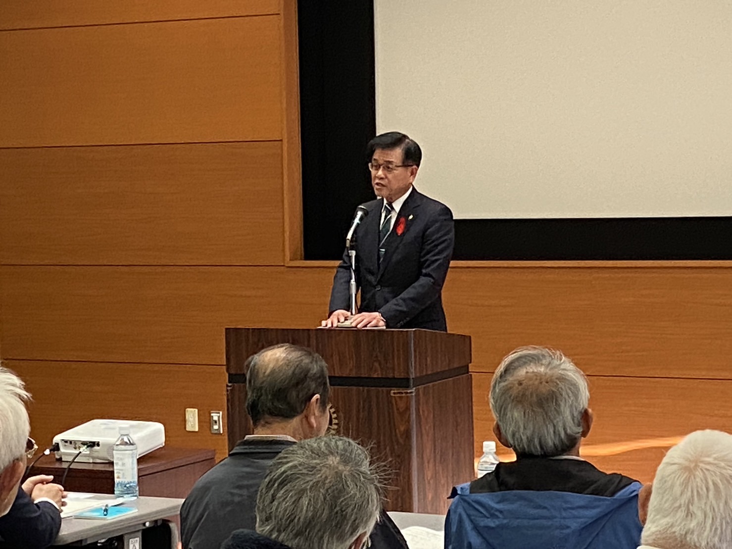 壇上のマイクの前で話す高橋市長の写真