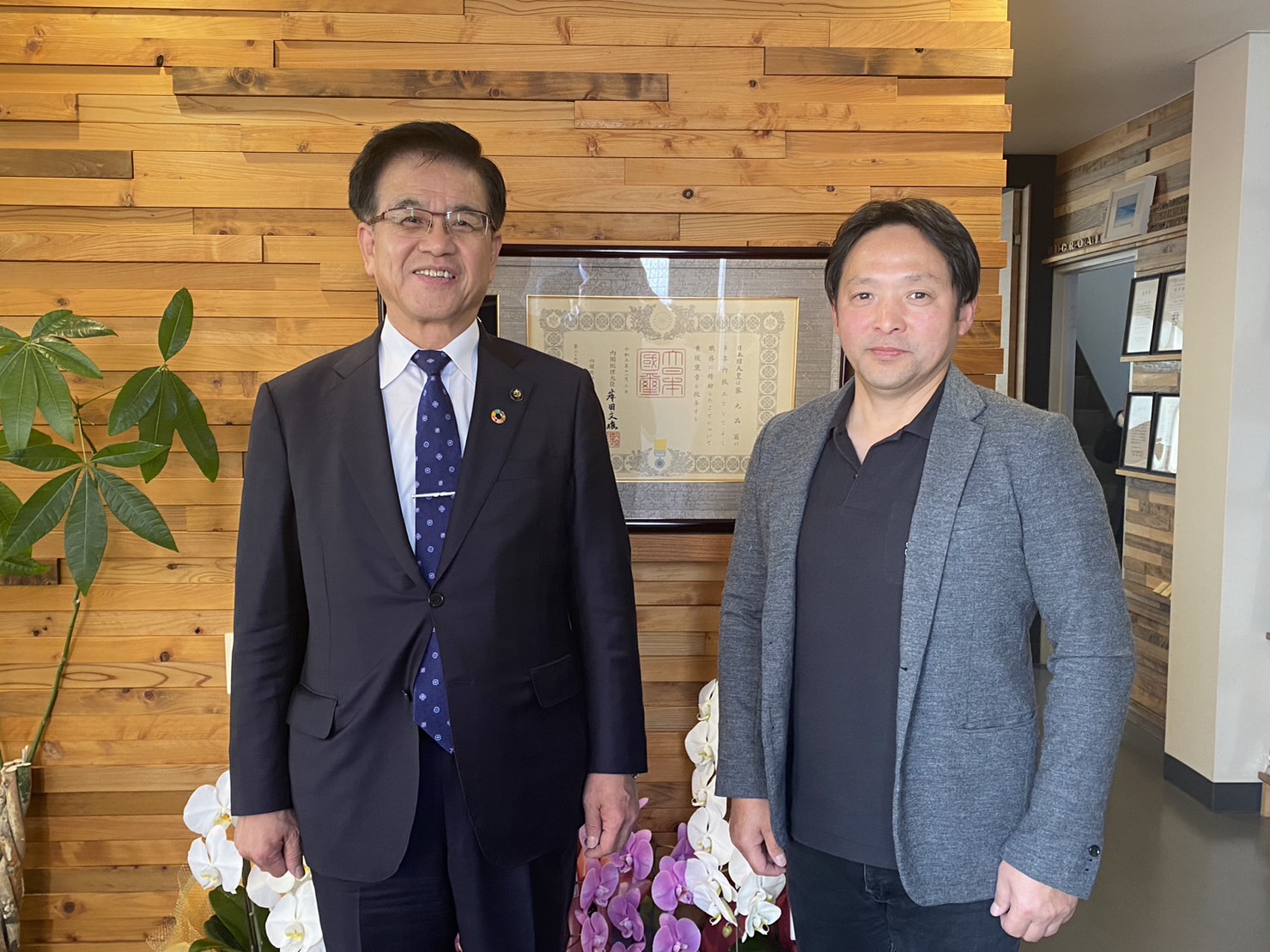 高橋市長と藤元晶扇さんが笑顔で並んで立ち写っている写真