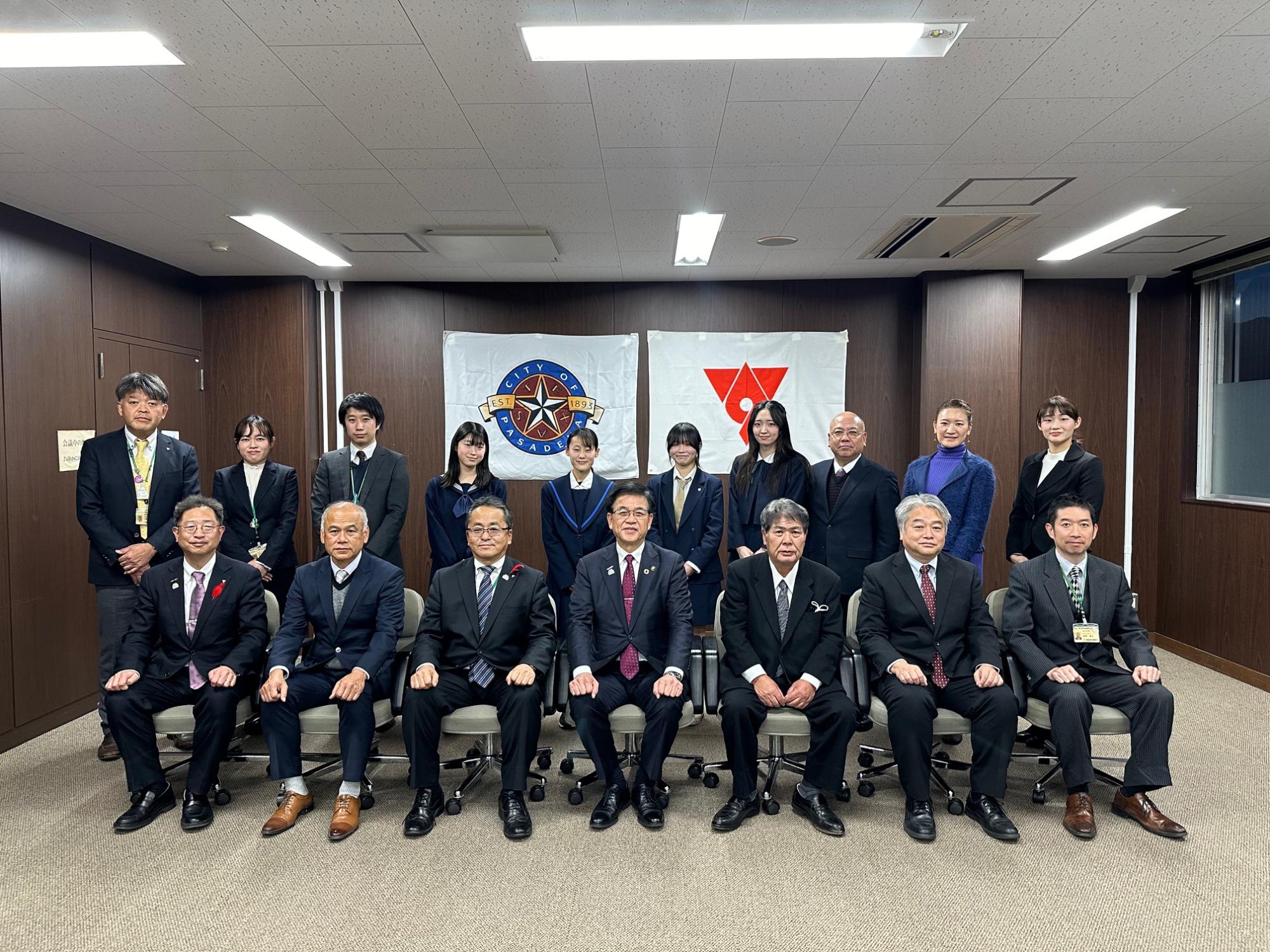 参加する中学生・高校生や関係者らが一堂に会して記念撮影に臨んでいる青少年訪問団派遣事業結団式の様子の写真