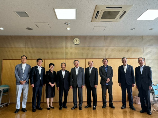 湘南地域首長懇談会に出席したスーツ姿の関係者が一列に並んだ集合写真