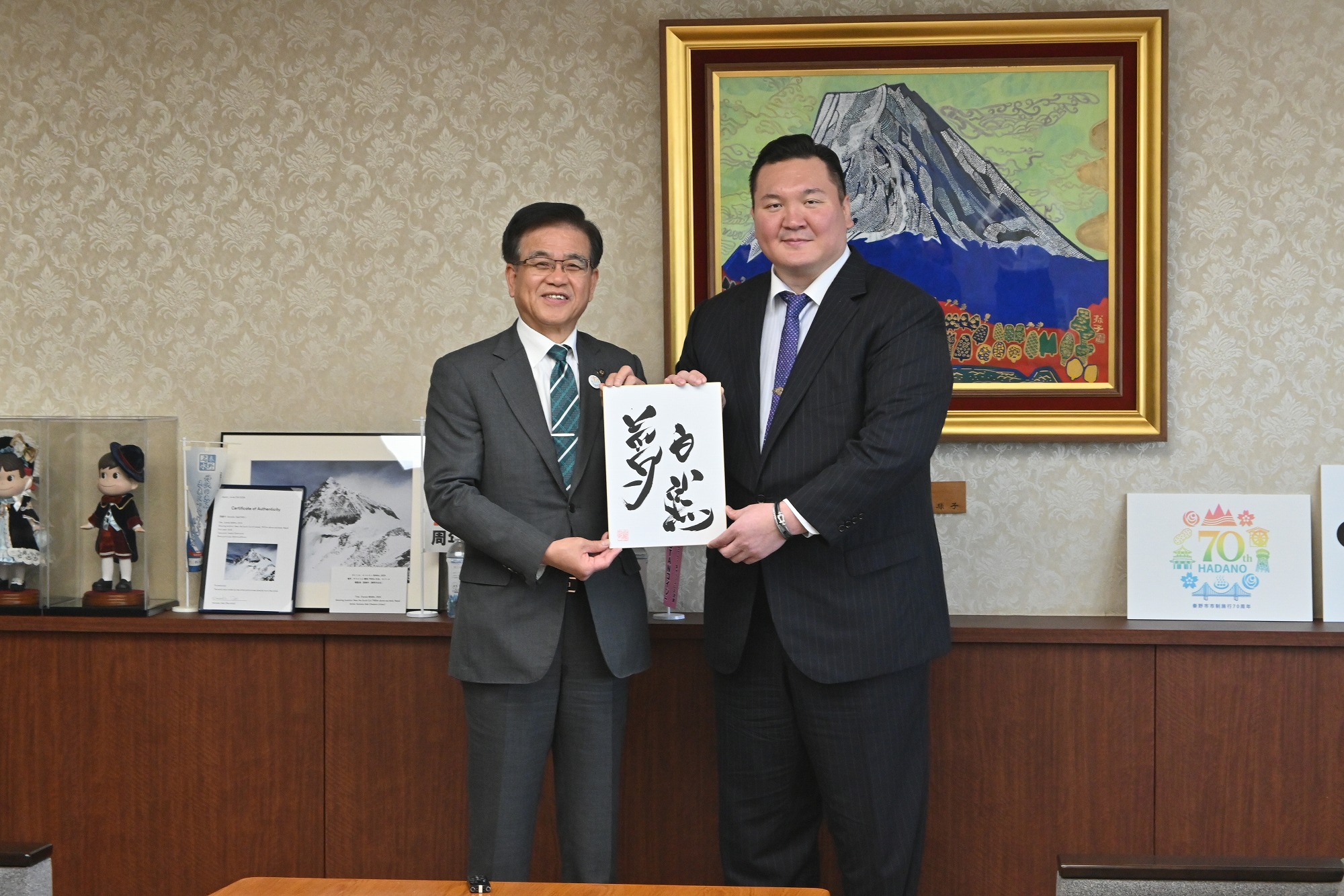 市長と宮城野親方が色紙を2人で持ち記念撮影をしている写真