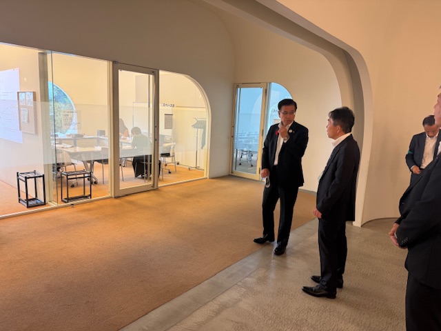 広いスペースを見学する市長と説明するスーツの男性