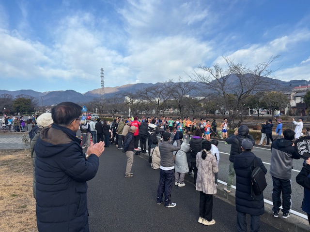 ランナーを拍手で見送る市長