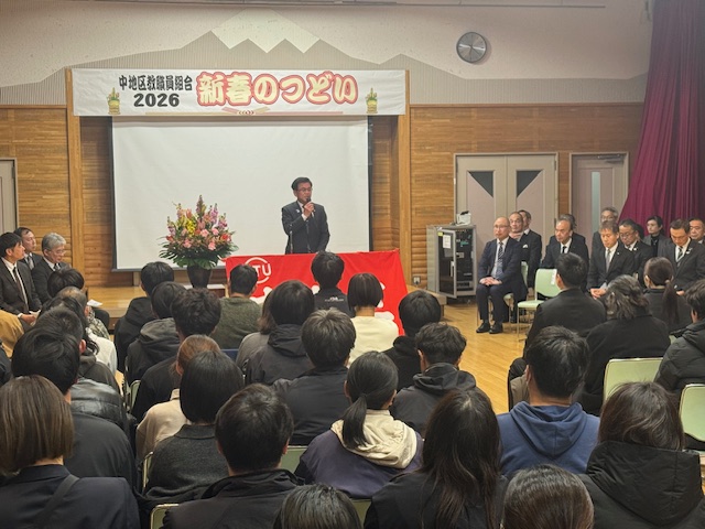 立ってマイクを持って挨拶する市長とそれを聞く多数の観客