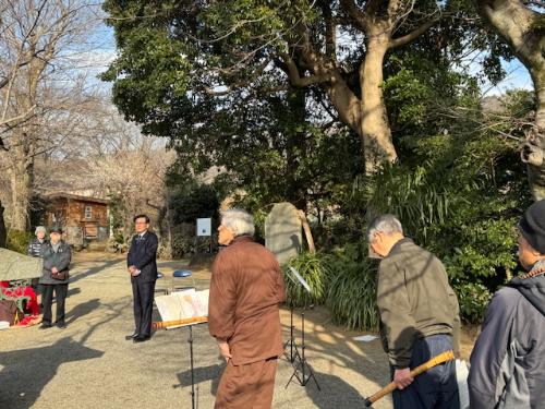 Pぃ顔で尺八を持って立つ男性2人と奥に立つ市長