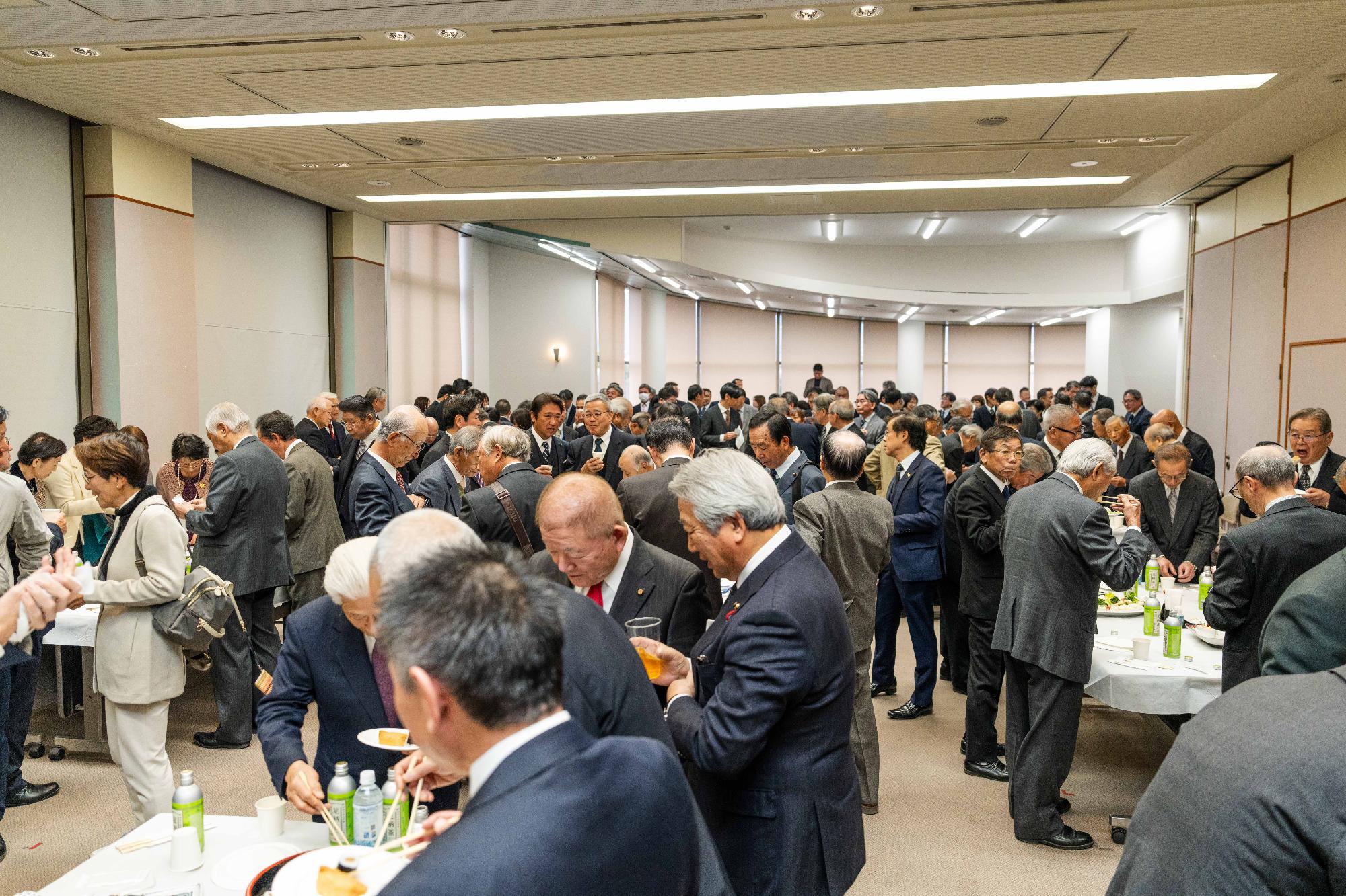 談笑する多数の出席者