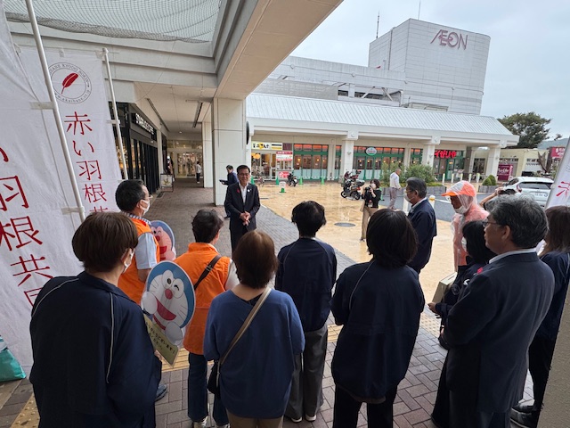 イオン秦野店で多くの出席者の前で挨拶をする市長