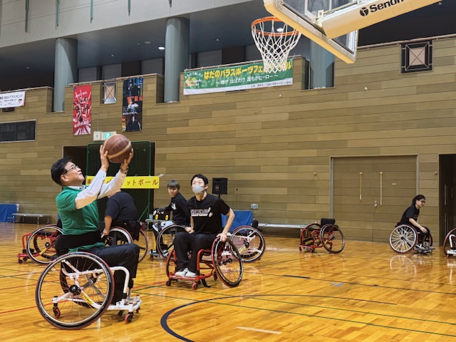 車いすバスケットを体験する市長、これからシュートを打とうとしている