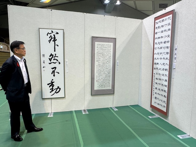 市展に出品された書道の作品3つを見学する市長