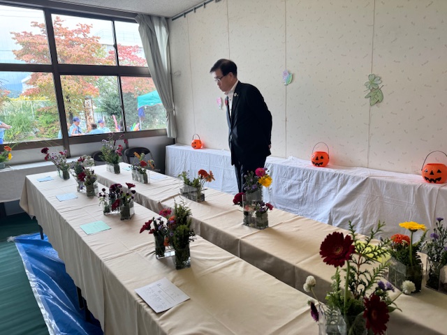 生け花の展示を見学する市長