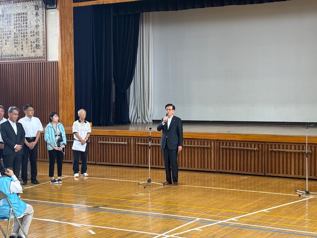 学校の体育館で挨拶する市長のアップ