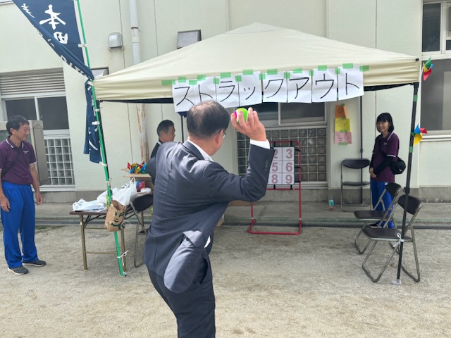 ストラックアウト体験でボールを投げる市長の後ろ姿