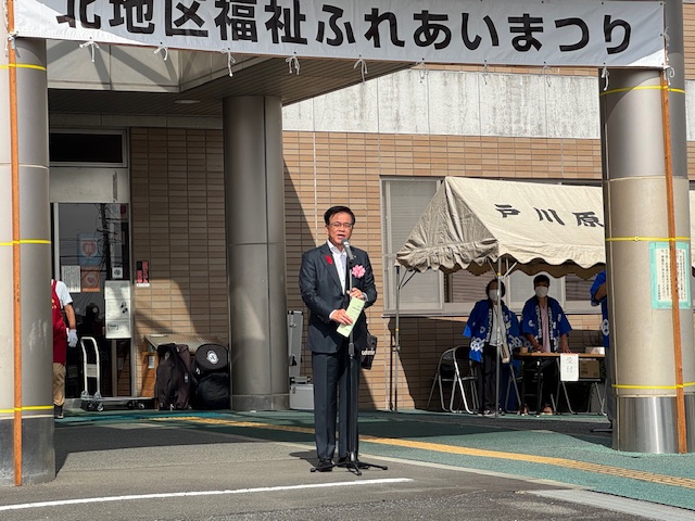 公民館の玄関前で挨拶をする市長