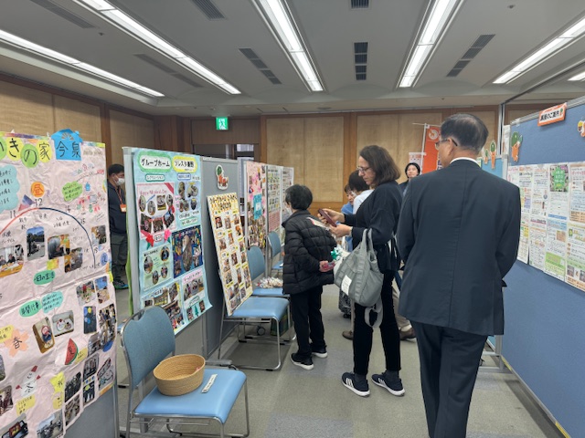 パネル展示を見学する市長の後ろ姿