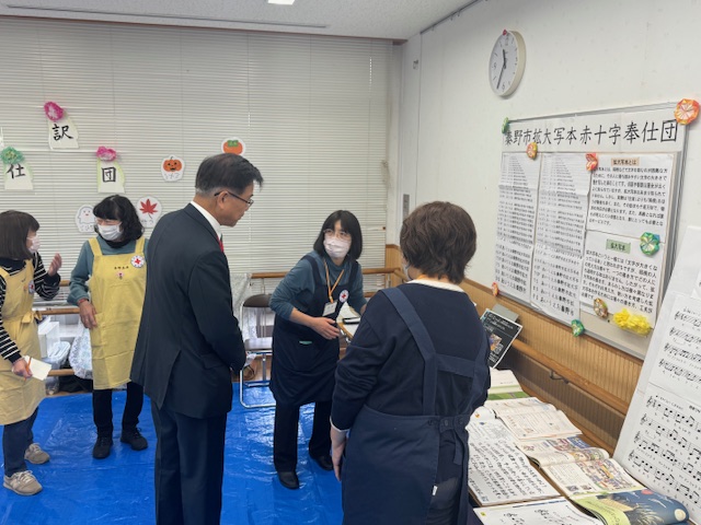 拡大写本赤十字奉仕団の女性メンバーから活動の説明を受ける市長