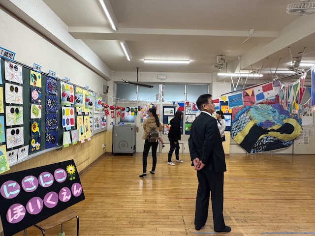 保育園児の作った作品を見学する市長