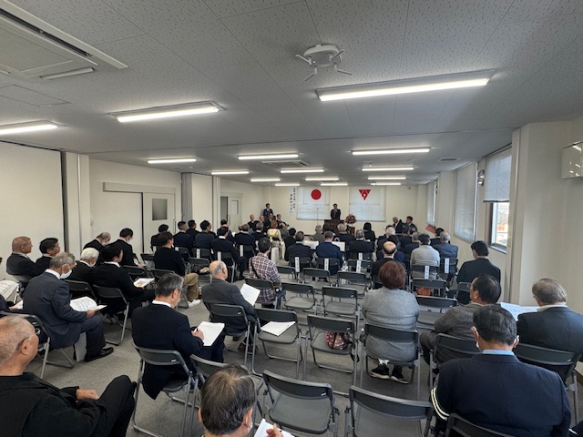 イスに座った多数の出席者