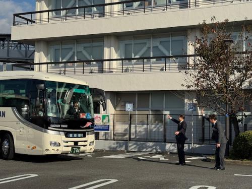 バスに向かって手を振る市長