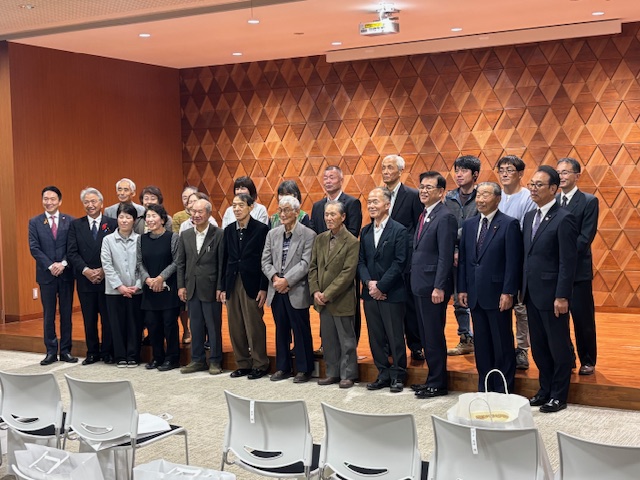 受賞者と関係者22名の集合写真
