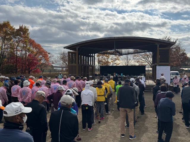 ジャンバー姿で整列して話を聞く大勢の出場者