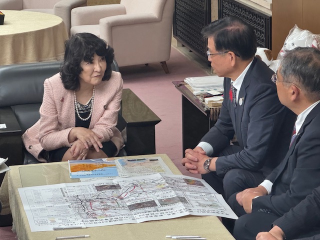 片山財務大臣に説明する市長