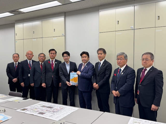 関東地方整備局道路部長、県内市町村長総勢9名の集合写真