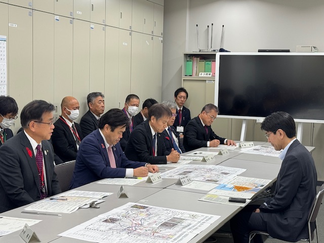 関東地方整備局道路部長へ説明する4人の市町長