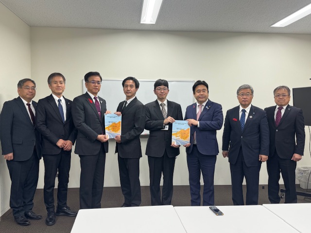 国道事務所長、県内市町村長総勢8人の集合写真