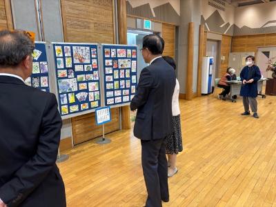 絵手紙の展示を見学する市長の後ろ姿