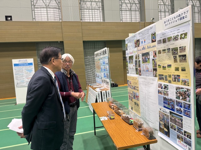 パネル展示を見学する市長とそれを説明する男性