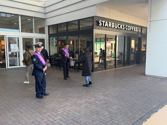 イオン秦野店のコーヒーショップの前でチラシを配る市長と秦野警察署長