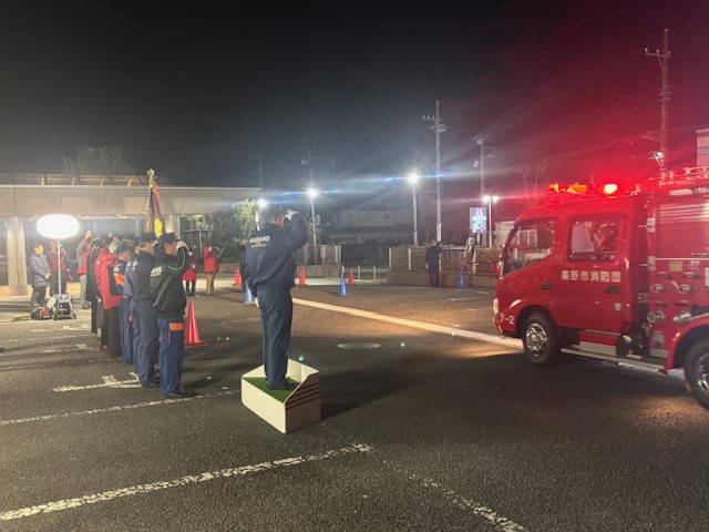 消防車がパトロールに出るところを敬礼して見送る市長