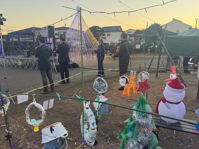 公演の砂地に雪だるまやツリーなどの装飾が置いてあり、それぞれに電飾がついている。