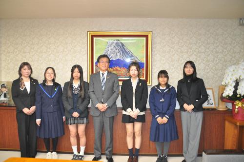 中央に市長、その左右に3人ずつ中学生、高校生、成人の女性が立っている。