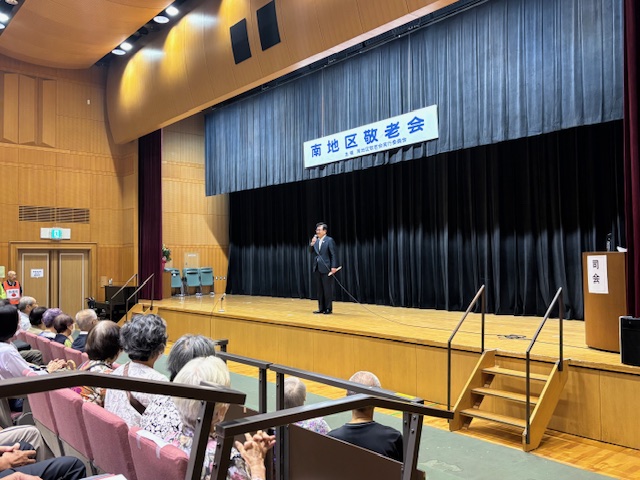 壇上で挨拶する市長