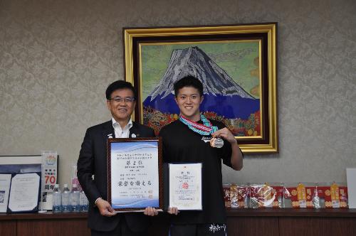 メダルを2つ首からかけた中学生1名と市長の記念写真