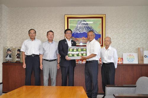 生産者の男性4名と市長が青パパイヤを持っている記念写真