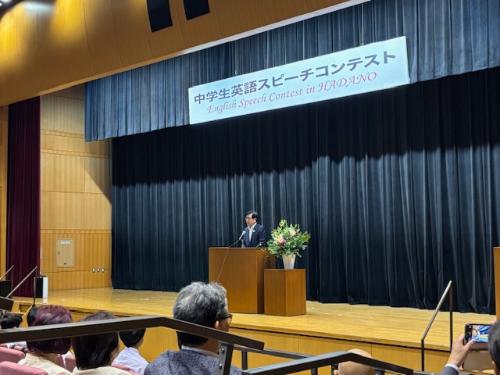 壇上で挨拶をする市長