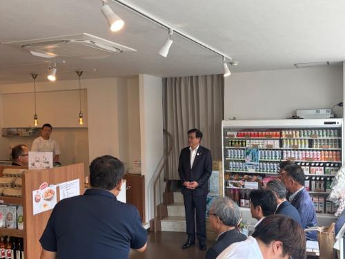 オープン記念式典に出席して挨拶する市長