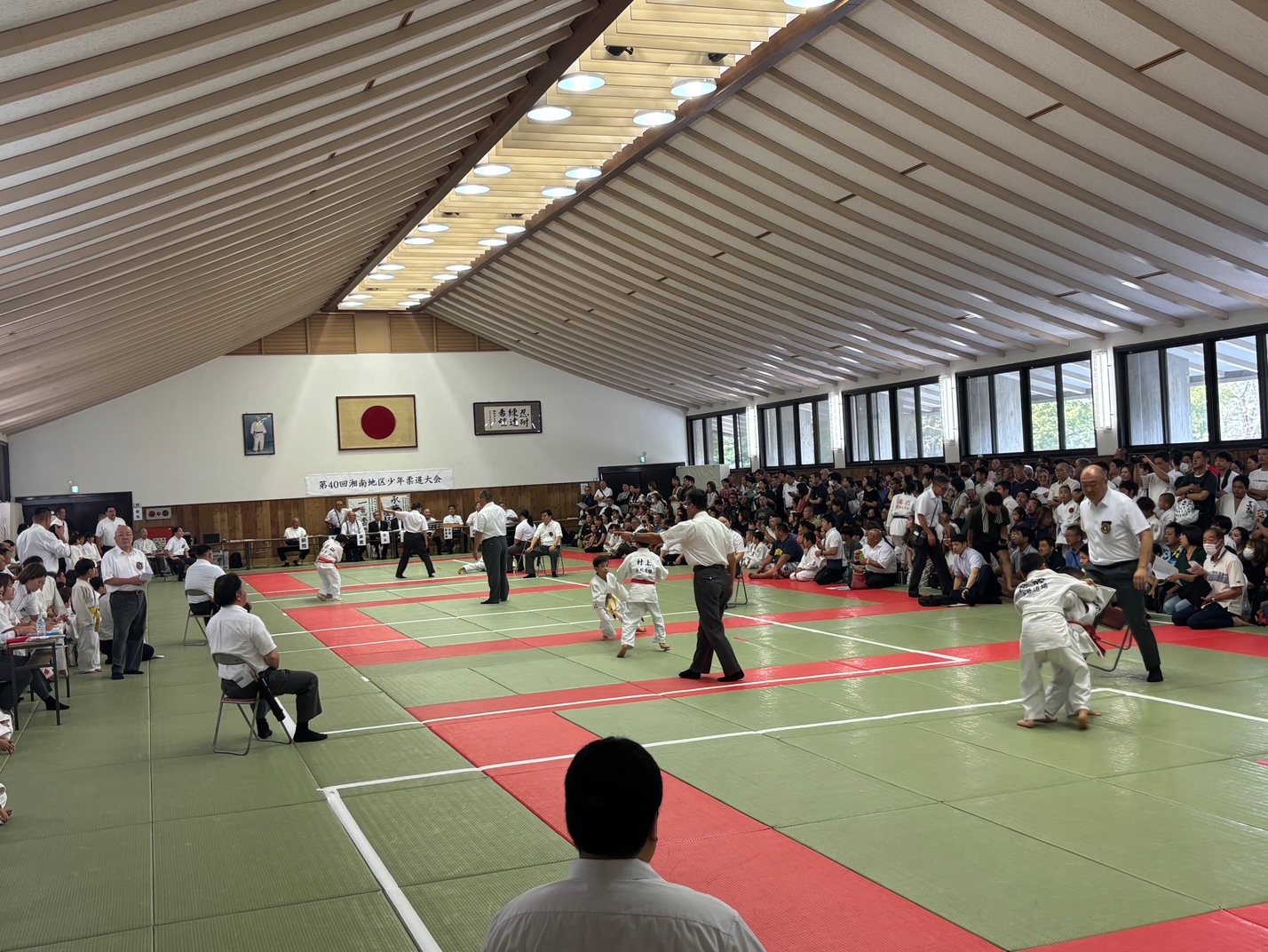 少年少女の柔道の試合の様子