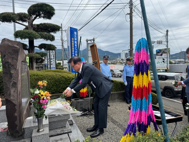 交通慰霊碑に献花を捧げる市長