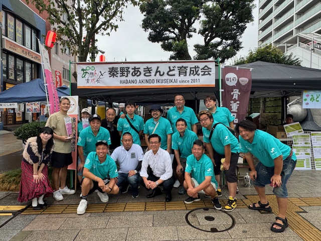 秦野駅北口で開催されたマルシェであきんど育成会の皆さんと市長との集合写真
