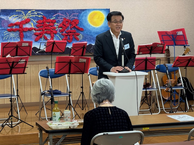 老人ホームで挨拶する市長