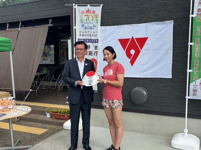 スポーツクライミングはだの丹沢カップゲストの野口啓代さんと記念写真を撮る市長