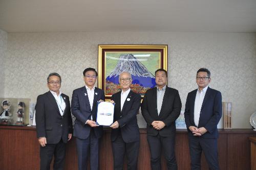 市長と教育長、大根中学校区学校整備港湾会の男性メンバー3人が提言書を受け渡している写真