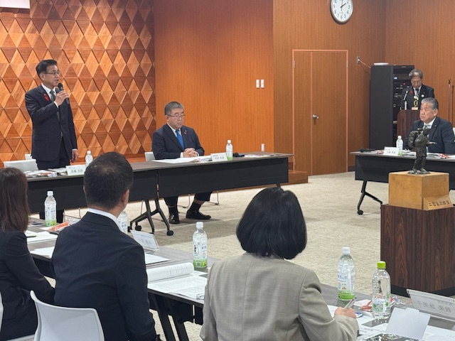 会議室で市長が挨拶している様子のアップ写真