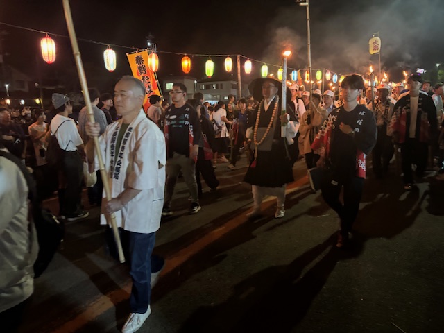 弘法大師に扮した市長が火祭りの会場へ移動する様子