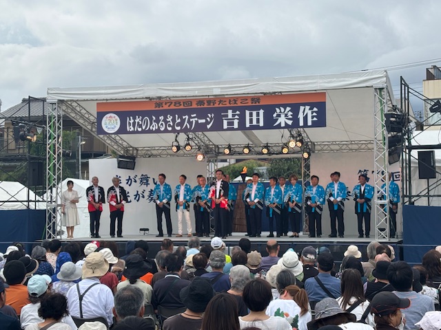 たばこ祭特設ステージで市長と来賓が壇上にあがり挨拶をする様子